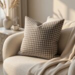 Pyntepute til sofaen i klassisk houndstooth mønster.