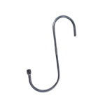 En S-formet malerkrok i metall, brukt til å henge malingsspannet på stigen eller stillaset