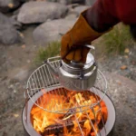 Varmebestandige hansker i kraftig semsket skinn – trygg håndtering av bålpanne, grill og varme flater. Komfortabelt fôr og solid grep