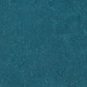 Gulv av linoleum, flott naturprodukt i fliseformat.Egnet til alle tørre rom. Antiviral og antibakteriell.