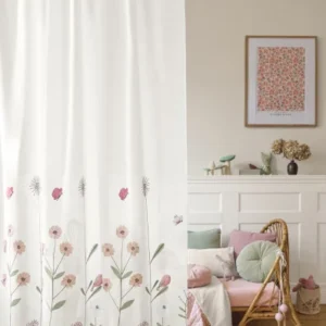 Lekkert florlett gardin til barnerommet 2026. Broderi.