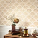 Gi rommet din personlige stil med Wallace non-woven tapet i hvite fargenyanser med innspill av oker i et mønster som er en fryd for øyet