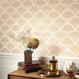 Gi rommet din personlige stil med Wallace non-woven tapet i hvite fargenyanser med innspill av oker i et mønster som er en fryd for øyet