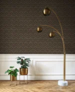 Gi veggen din personlige stil med Wallace non-woven tapet i trendy sort og dyp grå farge med innspill av oker i et mønster som er en fryd for øyet