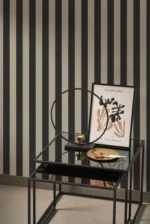 Stripet tapet til Stue, soverom, gang i sort og beige farger. Fra kolleksjonen Heritage fra Casadeco