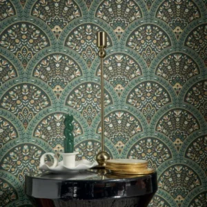 Gi rommet din personlige stil med Wallace non-woven tapet i deilige grønne farger og mønster som er en fryd for øyet