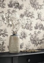 Casadeco Scène d'été tapet med detaljert Toile de Jouy-mønster som viser scener som fiske, natur og romantiske møter i klassisk fransk stil