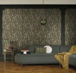 Strawberry Field – Botanisk fibertapet med markjordbær Gi hjemmet en nostalgisk sommerfølelse med Strawberry Field, et tidløst botanisk tapet perfekt for både kjøkken, stue og soverom. Dette mønsteret kombinerer den populære cottagecore-stilen med delikate illustrasjoner av ville markjordbær.