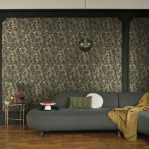 Strawberry Field – Botanisk fibertapet med markjordbær Gi hjemmet en nostalgisk sommerfølelse med Strawberry Field, et tidløst botanisk tapet perfekt for både kjøkken, stue og soverom. Dette mønsteret kombinerer den populære cottagecore-stilen med delikate illustrasjoner av ville markjordbær.