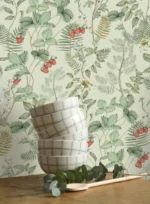 Strawberry Field – Botanisk fibertapet med markjordbær Gi hjemmet en nostalgisk sommerfølelse med Strawberry Field, et tidløst botanisk tapet perfekt for både kjøkken, stue og soverom. Dette mønsteret kombinerer den populære cottagecore-stilen med delikate illustrasjoner av ville markjordbær.