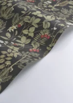 Strawberry Field – Botanisk fibertapet med markjordbær Gi hjemmet en nostalgisk sommerfølelse med Strawberry Field, et tidløst botanisk tapet perfekt for både kjøkken, stue og soverom. Dette mønsteret kombinerer den populære cottagecore-stilen med delikate illustrasjoner av ville markjordbær.