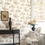 Casadeco Scène d'été tapet med detaljert Toile de Jouy-mønster som viser scener som fiske, natur og romantiske møter i klassisk fransk stil