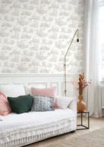 Casadeco Scène d'été tapet med detaljert Toile de Jouy-mønster som viser scener som fiske, natur og romantiske møter i klassisk fransk stil