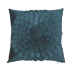 Blått Cilla putetrekk i fløyel (47x47 cm) med dekorative påsydde applikasjoner som danner et blomstermønster