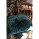 Blått Cilla putetrekk i fløyel (47x47 cm) med dekorative påsydde applikasjoner som danner et blomstermønster