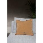 Linfarget putetrekk i grovvevd chenille med korte, dekorative frynser langs alle fire kanter.