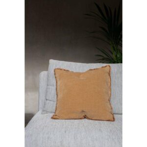 Linfarget putetrekk i grovvevd chenille med korte, dekorative frynser langs alle fire kanter.