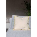 Danny putetrekk fra Fondaco i fargen lin. Forsiden er i rustikk chenille og baksiden i myk velur, med en stilren frynsekant rundt hele puten