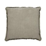 Danny putetrekk fra Fondaco i fargen lin. Forsiden er i rustikk chenille og baksiden i myk velur, med en stilren frynsekant rundt hele puten