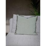 Danny putetrekk fra Fondaco i fargen lin. Forsiden er i rustikk chenille og baksiden i myk velur, med en stilren frynsekant rundt hele puten