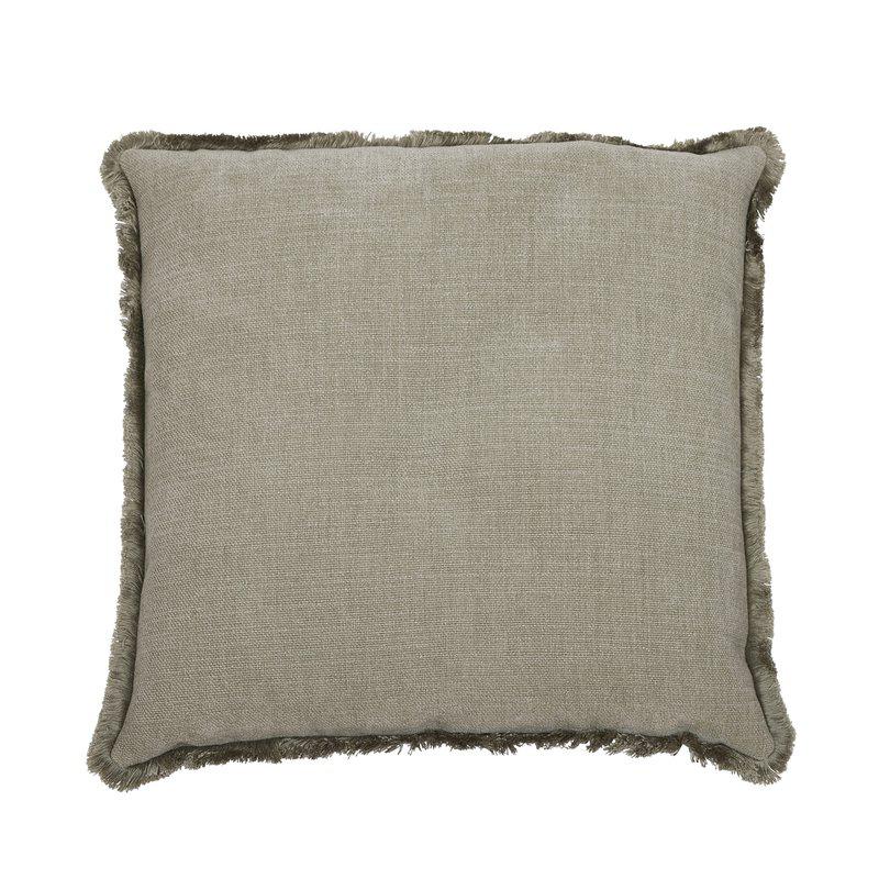 Danny lysgrønn 250302-444-43 Danny putetrekk fra Fondaco i fargen lin. Forsiden er i rustikk chenille og baksiden i myk velur, med en stilren frynsekant rundt hele puten