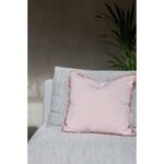 Danny putetrekk fra Fondaco i fargen lin. Forsiden er i rustikk chenille og baksiden i myk velur, med en stilren frynsekant rundt hele puten