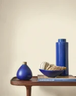 Vegg dekorert med Herring Flow tapet fra Casadeco, som gir en rolig og nesten ensfarget effekt på avstand, men avslører fine detaljer på nært hold