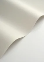 Herring Flow tapet fra Casadeco, som gir en rolig og nesten ensfarget effekt på avstand, men avslører fine detaljer på nært hold