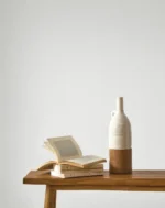 Vegg dekorert med Herring Flow tapet fra Casadeco, som gir en rolig og nesten ensfarget effekt på avstand, men avslører fine detaljer på nært hold