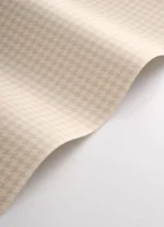 Klassisk hundetannmønstret/houndstooth tapet fra Casadeco på en stuevegg, kombinert med moderne interiør