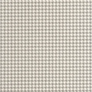 Klassisk hundetannmønstret/houndstooth tapet fra Casadeco på en stuevegg, kombinert med moderne interiør