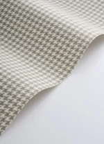 Klassisk hundetannmønstret/houndstooth tapet fra Casadeco på en stuevegg, kombinert med moderne interiør