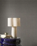 Klassisk hundetannmønstret/houndstooth tapet fra Casadeco på en stuevegg, kombinert med moderne interiør