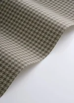 KKlassisk hundetannmønstret/houndstooth tapet fra Casadeco på en stuevegg, kombinert med moderne interiørr