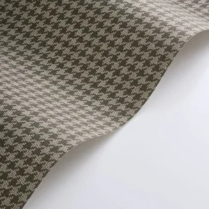 KKlassisk hundetannmønstret/houndstooth tapet fra Casadeco på en stuevegg, kombinert med moderne interiørr