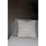 Inse putetrekk fra Fondaco i en blanding av bomull og polyester. Forsiden har et dekorativt, teksturert stripemønster med frynseeffekt, mens baksiden er glatt.