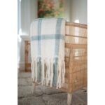 Hold deg varm med et klassisk Koster pledd.Myk teppe i tidløst design med frynser.