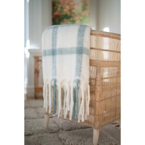 Hold deg varm med et klassisk Koster pledd.Myk teppe i tidløst design med frynser.