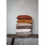 Ensfarget putetrekk i semsket skinn-imitasjon med en dekorativ midtsøm på forsiden