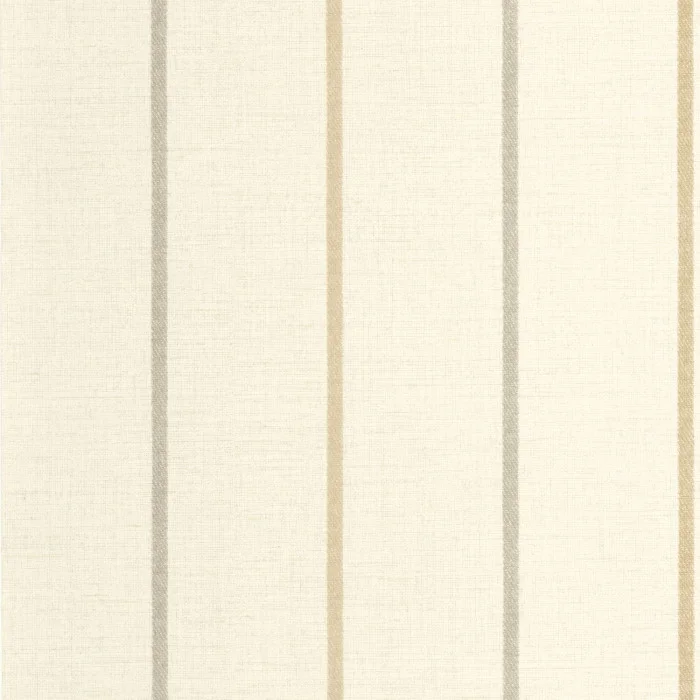 Tidløst stripete tapet med tekstil-effekt i fargen beige sand, inspirert av myke pledd og skandinavisk interiør.
