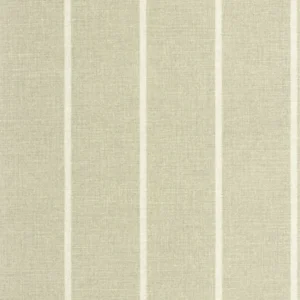 Tidløst stripete tapet med tekstil-effekt i fargen beige sand, inspirert av myke pledd og skandinavisk interiør.