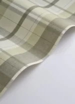 Klassisk skotskrutet tapet i mandelgrønn tekstil-look fra kolleksjonen Tartan Touch.