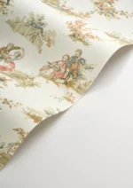 Toile de Jouy-tapet fra Casadeco med elegante, håndtegnede scener av fransk landliv på en teksturert lin-bakgrunn.