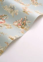Toile de Jouy-tapet fra Casadeco med elegante, håndtegnede scener av fransk landliv på en teksturert lin-bakgrunn.