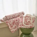 Casadeco Celestine blomstertapet skaper en herskapelig og lun atmosfære.