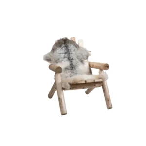 Et tykt og lunt lammeskinn med naturlige fargevariasjoner, perfekt som sitteunderlag utendørs