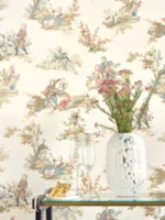 Toile de Jouy-tapet fra Casadeco med elegante, håndtegnede scener av fransk landliv på en teksturert lin-bakgrunn.