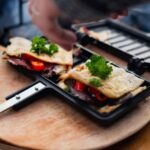 Espegard toastjern i sort støpejern med langt stålskaft og håndtak i tre