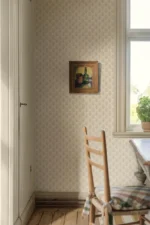 Tidløst og småblomstrete tapet med et rytmisk mønster av små blomsterbuketter inspirert av klassisk blokktrykk, som gir et lunt og landlig uttrykk.