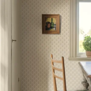 Tidløst og småblomstrete tapet med et rytmisk mønster av små blomsterbuketter inspirert av klassisk blokktrykk, som gir et lunt og landlig uttrykk.